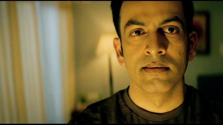 'पोलीस स्टोरी 2'मध्ये हॉररचाही तडका पाहायला मिळतो. फिल्ममध्ये पाहायला मिळतं की, एक महिला जर्नालिस्ट आपल्या मुलीसोबत राहण्यासाठी भाड्यानं घत घेते. त्या घरात जर्नालिस्टसोबत महिलेसोबत भयावह घटना घडण्यास सुरुवात होते. त्यानंतर ती खूप घाबरते. पण, त्यासोबतच ती सत्य जाणून घेण्याचाही प्रयत्न करते.