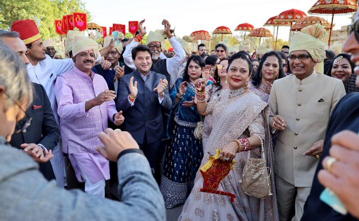 जोधपुर में आयोजित कार्तिकेय चौहान और अमानत बंसल की शादी में परिवार के नजदीकी लोगों के अलावा कई नेता समेत अन्य मेहमान भी शामिल हुए.