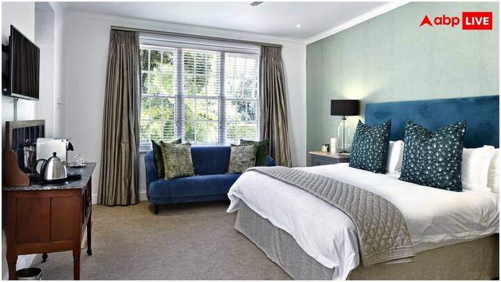 गर्मी के दिनों में हर घर में एसी, पंखा, कूलर तो चलते ही हैं. कई बार लोग बिना स्विच ऑफ किए ही कमरे से चले जाते हैं, जिससे बिजली का बिल बढ़ता है. ऐसे में कमरे से बाहर निकलने से पहले स्विच ऑफ करने की आदत डालें.