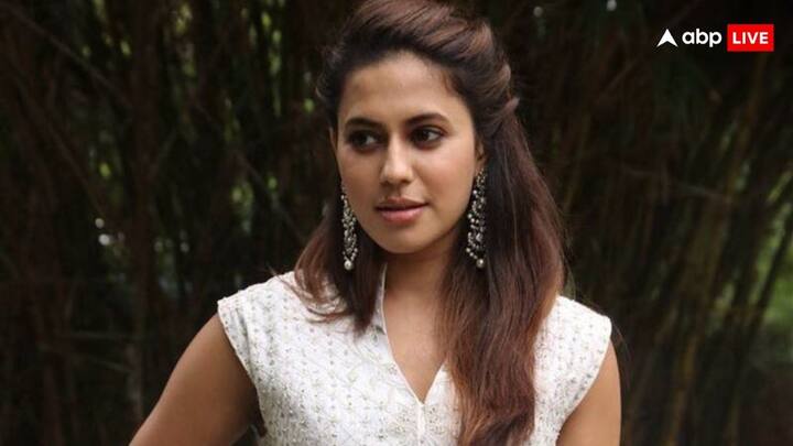 Kannada Actress Ranya Rao: मामले की जांच कर रहे अधिकारियों ने बताया की रान्या किसी भी तरह के शक से बचने के लिए डीजीपी पिता के नाम का इस्तेमाल करती थी और पुलिसकर्मियों को पिक करने बुलाती थी.