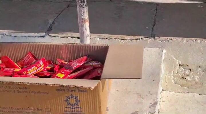 प्रधानमंत्री पोषण शक्ती निर्माण योजनेअंतर्गत विद्यार्थ्यांना दिले जातात ज्वारी,  बाजरी पासून तयार केलेले मिलेट न्यूट्रेटिव्ह बार  दिले जातात.