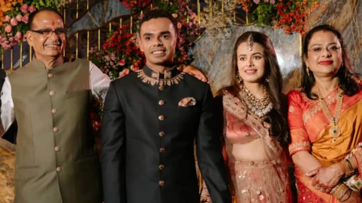 राजस्थान के जोधपुर में आज गुरुवार (6 मार्च) को केंद्रीय कृषि मंत्री शिवराज सिंह के बड़े बेटे कार्तिकेय लिबर्टी शू कंपनी के निदेशक अनुपम बंसल की बेटी अमानत के संग विवाह बंधन में बंधेंगे.