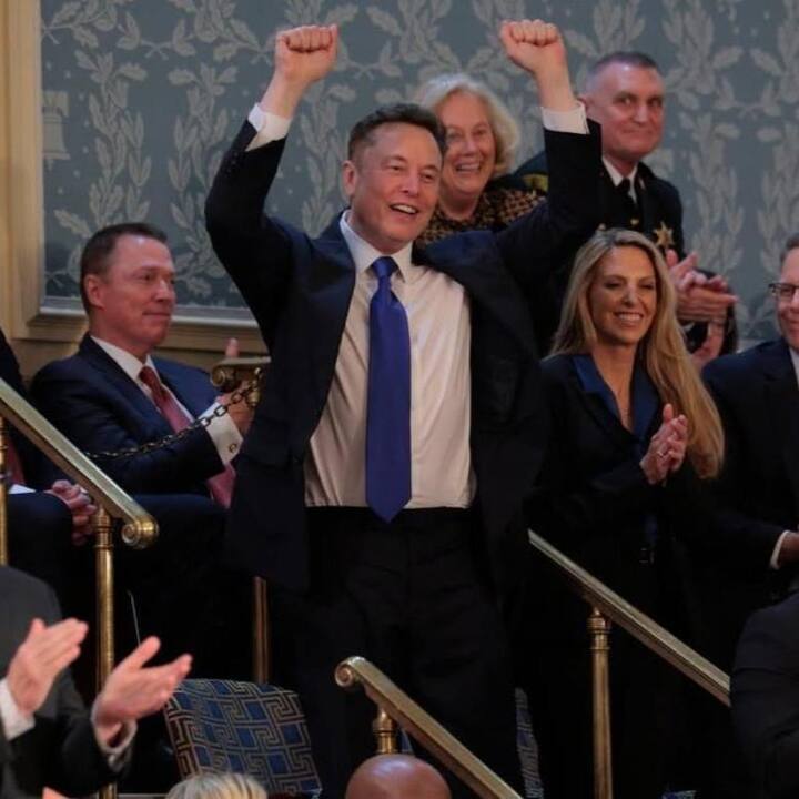 अमेरिकन उद्योजक एलन मस्क यांच्या टेस्ला इंक कंपनीचं भारताली पहिलं शोरुम मुंबईत सुरु होणार आहे. मुंबईतील बांद्रा कुर्ला कॉम्प्लेक्समध्ये शोरुम भाड्यानं घेतलं आहे.