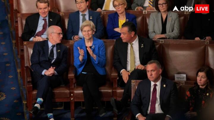 कांग्रेस के संयुक्त सत्र के दौरान जब अमेरिकी राष्ट्रपति ट्रंप ने पोकाहोंटस का मजाक हुआ, तब ताली बजाते हुए सीनेटर एलिजाबेथ वॉरेन.