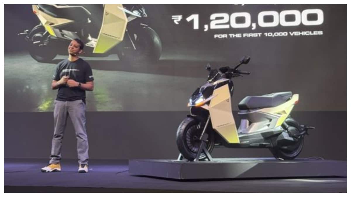 Ultraviolette Tesseract Electric Scooter: లక్షా 20 వేలకే లేటెస్ట్ ఎలక్ట్రిక్ స్కూటర్‌- రూ. 999లకే బుకింగ్, ఒక్కసారి ఛార్జ్ చేస్తే అంతే...