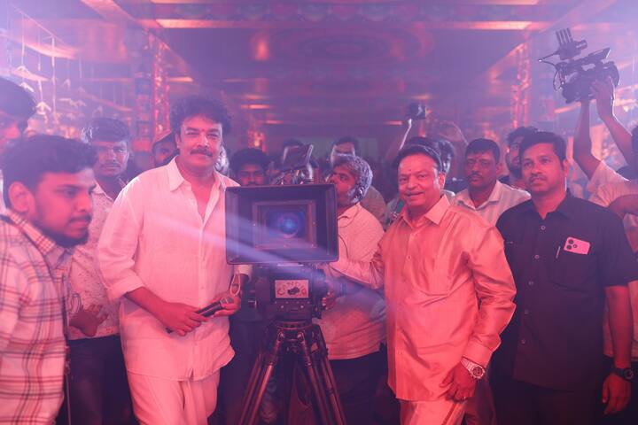இந்த படத்திற் முன்னணி படத் தயாரிப்பு நிறுவனமான வேல்ஸ் ஃபிலிம் இன்டர்நேஷனல் மற்றும் ஐவி என்டர்டெயின்மென்ட் தயாரிப்பில், அவ்னி சினிமேக்ஸ் (பி) லிமிடட் நிறுவனம் மற்றும் ரௌடி பிக்சர்ஸ் நிறுவனம் தயாரிக்கிறது.