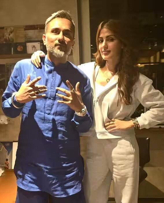 ट्रेनरनं हनी सिंगच्या या ज्यूसची रेसिपीही सांगितली. त्यानं सांगितलं की, बीटरूटमध्ये जास्त प्रमाणात अँटीऑक्सिडंट्स असतात आणि ते रक्ताभिसरण सुधारण्यास मदत करतं. आवळ्यामध्ये व्हिटॅमिन सी भरपूर प्रमाणात असतं जे पचनक्रिया सुधारण्यास आणि चरबी कमी करण्यास मदत करतं. काकडी शरीराला हायड्रेटेड ठेवण्यास मदत करते आणि विषारी पदार्थ शरीरातून काढून टाकते. गाजर पचनक्रिया चांगली करण्यास मदत करतात तसेच शरीराला महत्त्वाचं जीवनसत्त्वे प्रदान करतात. कोथिंबीरची पानं पचन आणि चयापचय सुधारतात.