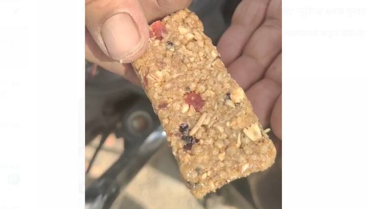 विद्यार्थ्यांना दिलेल्या चॉकलेटमध्ये अळ्या आणि किडे निघाल्याची तक्रार पालकांनी केल्यानंतर चॉकलेट वाटप बंद करण्यात आले आहे.