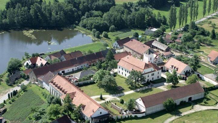 ये देश तीन हेक्टेयर यानि 7.4 एकड़ की जमीन पर बना है और यहां बहुत सी इमारतें हैं. यहां पर 250 मीटर का ओवल ट्रैक, छोटी सी झील और घास के मैदान हैं. रानी का शासन यहीं से चलता है.