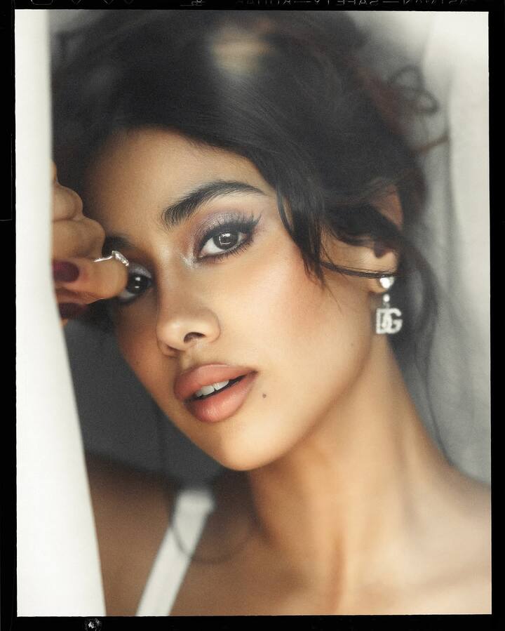 చల్లని నీటితో ముఖాన్ని వాష్ చేసుకుంటుంది. అలాగే ఓపెన్ పోర్స్​ని కంట్రోల్ చేయడానికి ముఖానికి ఆవిరి పడుతుంది. ఫ్రూట్స్​తో రకరకాల ఫేస్​మాస్కులు ట్రై చేస్తుందటం. తేనే, వెన్నను కూడా బ్యూటీ రిపేర్ కోసం వాడుతుంది. (Images Source : Instagram/Janhvi Kapoor)