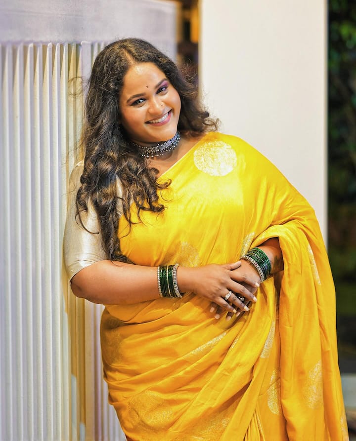 हातात हिरव्या बांगड्या, गळ्यात चोकर आणि कपाळावर टिकली असा लूक तिने केलाय.