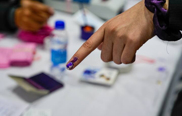 মোবাইল নম্বরের দ্বারা ভোটার কার্ডের বিস্তারিত তথ্য দেখতে সার্চ বাই মোবাইল Search by Mobile-এ ক্লিক করতে হবে। তারপর দিতে হবে আপনার মোবাইল নম্বর ( যার সঙ্গে ভোটার কার্ড সংযুক্ত রয়েছে )।