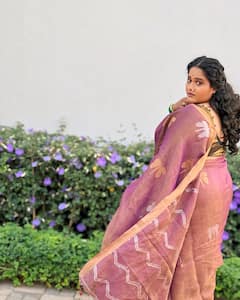 ‘महाराष्ट्राची हास्यजत्रा’ फेम वनिता खरातचा देसी अंदाज ; पिवळ्या साडीत दिसतेय खास!