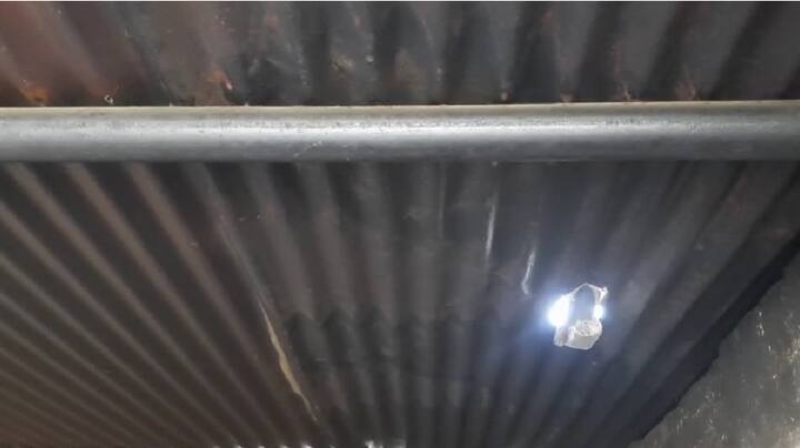 त्यातला एक दगड पत्राला छिद्र पाडून आत येऊन पडला .तर दुसरा दगड शेतकऱ्याच्या घरा शेजारच्या गायरान जागेत पडला .हा दगड पडताना खेळणाऱ्या मुलांनी पहिल्याचंही त्यांनी सांगितले .