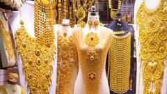 Gold Rate Today : सोन्याच्या दरात 300 रुपयांची तेजी, 10 ग्रॅम सोनं 'इतक्या' रुपयांना मिळणार, चांदी 98000 रुपयांवर