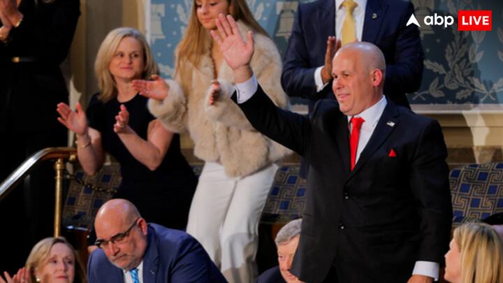 ट्रंप ने संयुक्त सभा में अलबामा के एक स्टीलवर्कर जेफ डेनार्ड की कहानी सुनाई, जो 3 दशकों से एक ही स्टील प्लांट में कार्यरत हैं, करीब 40 बच्चों का पालन पोषण कर रहे हैं और एक वॉलेंटियर फायरफाइटर के रूप में भी काम करते हैं.