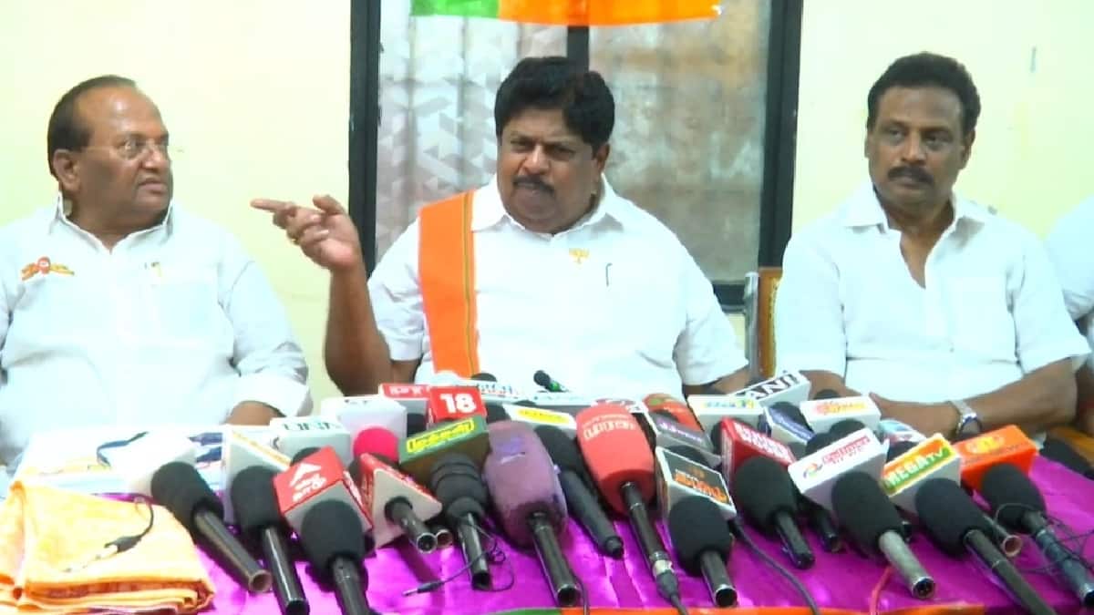 பயத்தின் உச்சியில் முதலமைச்சர் இருப்பதால் கையெழுத்து இயக்கத்தை மிரட்டி பார்க்கிறார் - கே.பி.ராமலிங்கம்