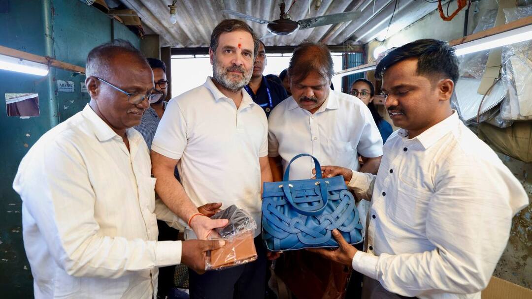 राहुल गांधी का धारावी दौरा, क्या कांग्रेस MVA से अलग कर रही बीएमसी चुनाव की साइलेंट तैयारी? Rahul Gandhi Mumbai Visit Goes to Dharavi Slum Area Congress BMC Election Preparation Side line MVA ANN राहुल गांधी का धारावी दौरा, क्या कांग्रेस MVA से अलग कर रही बीएमसी चुनाव की साइलेंट तैयारी?