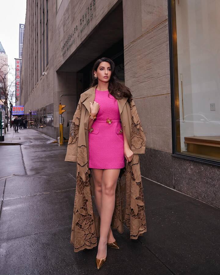 નોરા સોશિયલ મીડિયા પર તેના દરેક લુકના અપડેટ્સ શેર કરીને તેની સુંદરતા બતાવતી જોવા મળે છે.