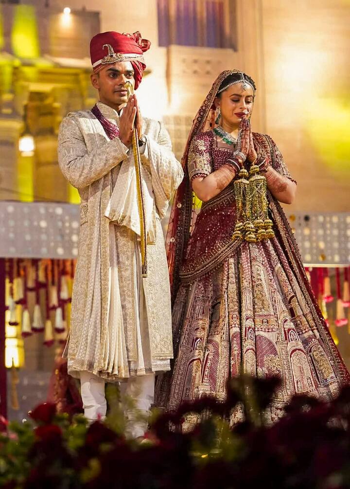 शिवराज सिंह चौहान के बड़े बेटे कार्तिकेय चौहान दूल्हे के रूप में काफी हैंडसम लग रहे थे, वहीं अनुपम बंसल की बेटी अमानत दुल्हन के रूप में परी से कम नहीं लग रही थी. शादी समारोह राजस्थान के जोधपुर में आयोजित किया गया.