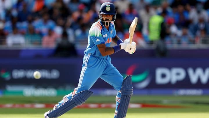 पांड्या की बैटिंग के दौरान जैस्मिन वालिया काफी खुश नजर आईं. अफवाह है कि जैस्मिन और पांड्या एक-दूसरे के करीब आ गए हैं. हार्दिक का वाइफ नताशा स्टेनकोविक से तलाक हो चुका है.