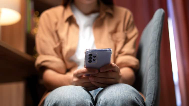 not using phone for three days can impact brain improves mood shows study मोबाइल से 72 घंटे की दूरी बेहतर कर सकती है मूड, दिमाग पर होते हैं कई सकारात्मक प्रभाव, रिसर्च में चला पता