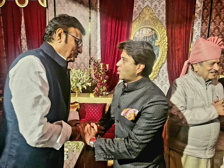 केंद्रीय मंत्री ज्योतिरादित्य सिंधिया भी कार्तिकेय चौहान की शादी में परिवार समेत शामिल हुए और नवविवाहित वर-वधू को आशीर्वाद प्रदान किया.