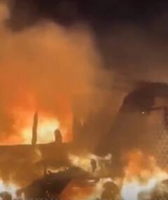 Noida Fire Breaking: नोएडा के सेक्टर 63 के पास झुग्गियों में आग | ABP Shorts