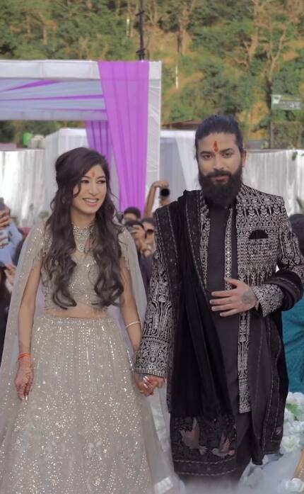 अनुराग को बाइक पर घूमना और लग्जरी गाड़ियों का शौक है. उनके पास कई लग्जरी गाड़ियां हैं.