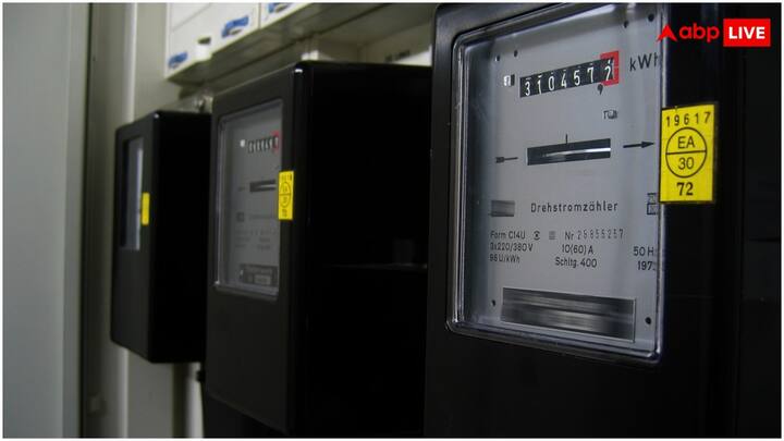 गर्मी में लोगों की सबसे बड़ी चिंता होती है बिजली का बिल. दरअसल, लोग तपती गर्मी में एसी, फ्रिज, पंखे और कूलर के बिना रह नहीं सकते. इससे तपती गर्मी में थोड़ी ठंडक तो मिलती है, लेकिन बिजली का बिल टेंशन डबल कर देता है. ऐसे में कुछ टिप्स का इस्तेमाल कर आप बिजली का बिल कम कर सकते हैं.