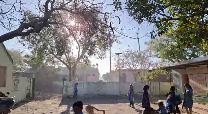 विद्यार्थ्यांच्या आरोग्याशी खेळ करत असल्याचा आरोप पालकांनी केला आहे.