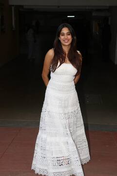 बर्थडे पर व्हाइट लॉन्ग ड्रेस पहन 'परम सुंदरी' लगीं जाह्नवी कपूर, मीडिया संग काटा केक, देखें तस्वीरें