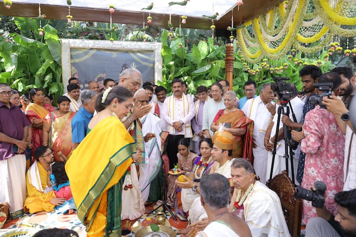 बेंगलुरु दक्षिण से बीजेपी सांसद तेजस्वी सूर्या साउथ इंडियन रीति-रिवाजों के साथ शादी की है. उनकी शादी की ये तस्वीरें ट्विटर पर कई यूजर्स ने शेयर की हैं.
