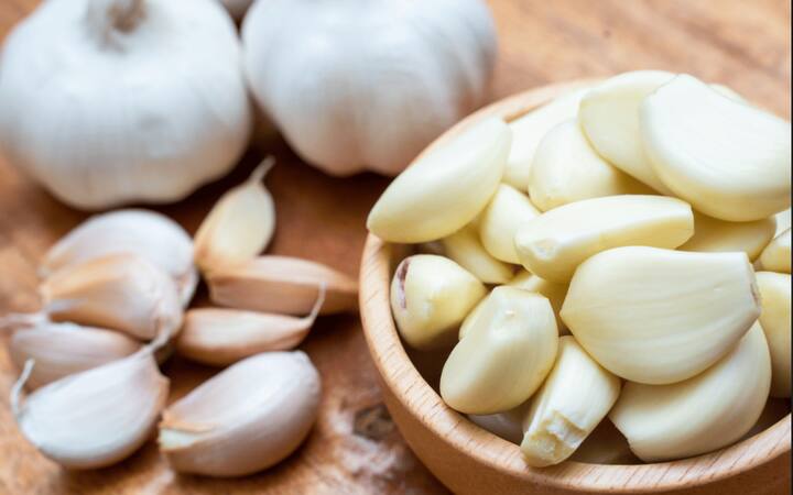 अहिल्यानगर शहराशेजारी असलेल्या जेऊर गावातील विष्णू जरे हे शेतकरी मागील 25 वर्षापासून लसूण शेती करतात.