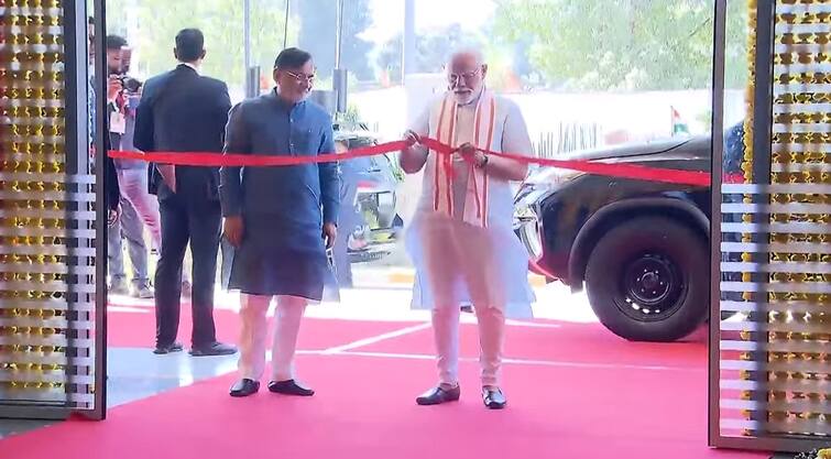 PM મોદી સેલવાસ પહોંચ્યા, 450 બેડની નમો હોસ્પિટલનું પ્રથમ ફેઝનું કર્યું લોકાર્પણ Prime Minister Narendra Modi inaugurates the first phase of the NAMO Hospital Silvassa PM મોદી સેલવાસ પહોંચ્યા, 450 બેડની નમો હોસ્પિટલનું પ્રથમ ફેઝનું કર્યું લોકાર્પણ