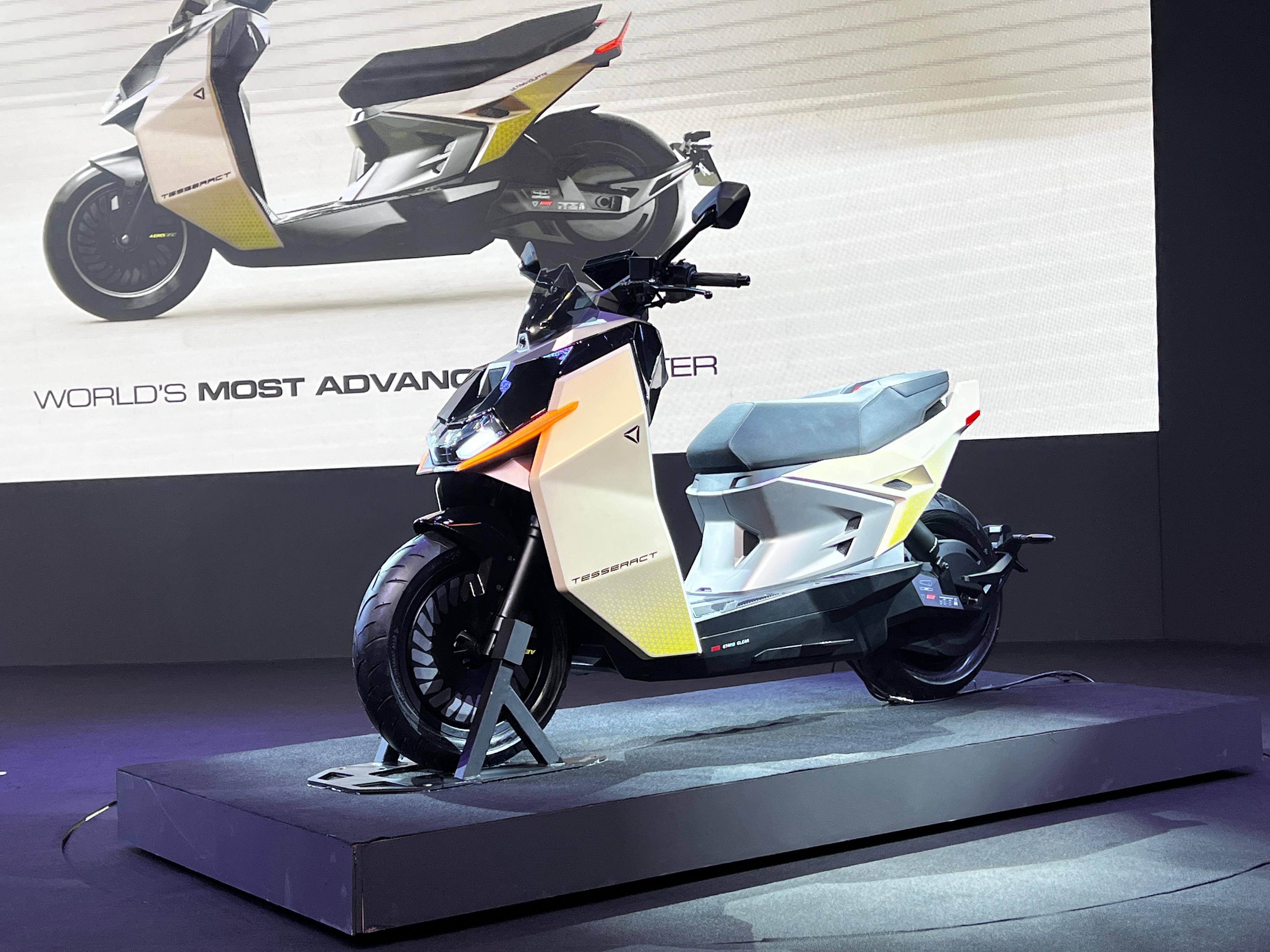 Electric Scooter: মাত্র ৯৯৯ টাকাতেই হবে বুকিং, এক চার্জে ছুটবে ২৬১ কিমি ! লুকেই বাজিমাত করবে এই বৈদ্যুতিন স্কুটার