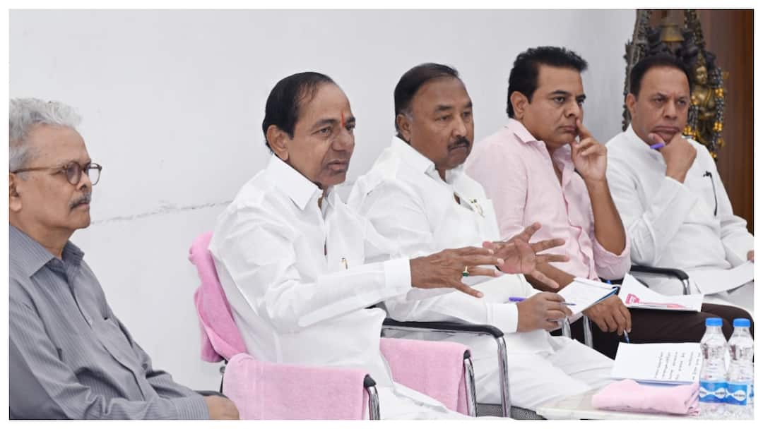 BRS chief KCR held a key meeting with his party leaders in his farm house KCR Latest News: ఎమ్మెల్సీ ఎన్నికల ఫలితాల తర్వాత కేసీఆర్ కీలక సమావేశం- హాజరైన బీఆర్‌ఎస్‌ ప్రజాప్రతినిధులు 