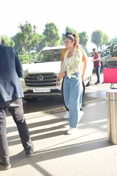 एक दूजे का हाथ थामे एयरपोर्ट पर स्पॉट हुए रकुल प्रीत सिंह और जैकी भगनानी, कपल ने  समर आउटफिट में दी कूल वाइब्स