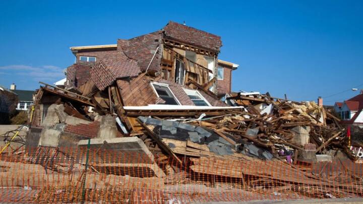 हालांकि ऐसा एकदम से नहीं किया जाता है. इसके लिए पूरी प्रक्रिया के तहत गुजरना होता है. और आखिरी में घर गिराने की कवायद को अंजाम दिया जाता है. इसके लिए नियमों का पूरा पालन करना होता है.