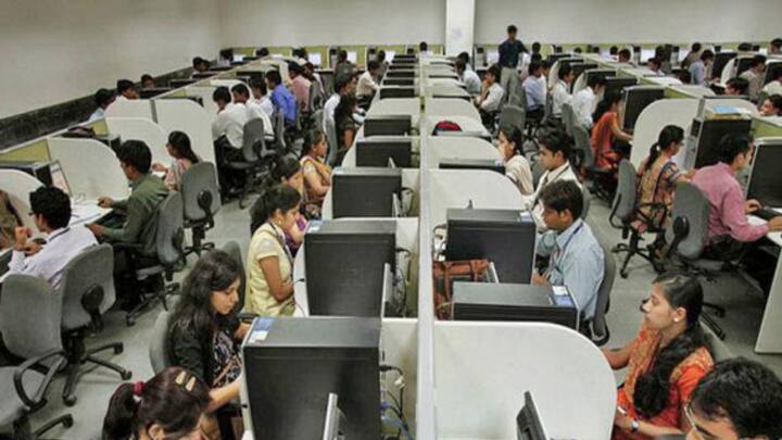 टाटा कन्सल्टसी सर्व्हिसेस अर्थात TCS कंपनीने कर्मचाऱ्यांना दरवर्षी देण्यात येणाऱ्या व्हेरिएबल पे (Variable Pay) बाबत महत्त्वाचा निर्णय घेतल्याची माहिती आहे. त्यानुसार कनिष्ठ आणि मध्यम स्तरावरील कर्मचाऱ्यांना यंदा 100 टक्के व्हेरिएबल पे मिळेल. तर वरिष्ठ कर्मचाऱ्यांना अवघे 20 ते 40 टक्के इतका व्हेरिएबल पे मिळू शकतो, अशी माहिती आहे.