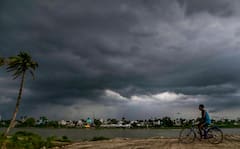 Weather Alert: ঝড়-বৃষ্টিতে তোলপাড় হবে এই জেলাগুলি! দুর্যোগ ঘনাবে কবে থেকে? বড় আপডেট আবহাওয়ার