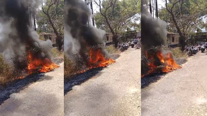 या आगीत दुचाची पूर्णत: जळून खाक झाली असून दुचाकी वाहनाचा चक्क सांगाडाच पाहायला मिळत आहे. दरम्यान, स्थानिकानी तत्काळ येथे धाव घेतली.