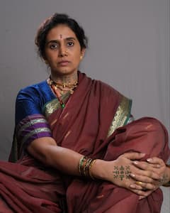 Sonali Kulkarni : काळी साडी आणि नखरेल अदा; सोनालीच्या लूकवर चाहते झाले फिदा!