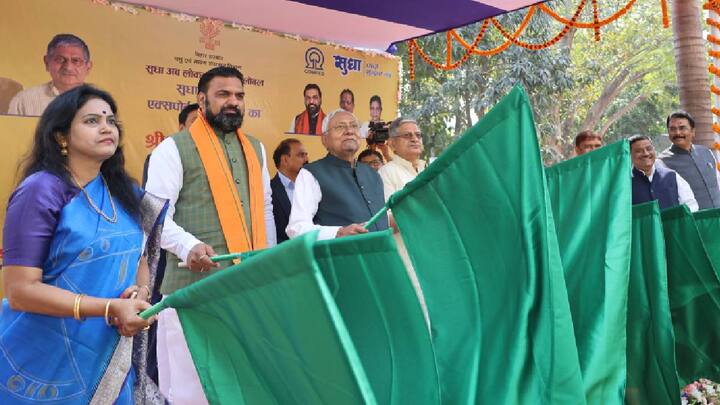 CM Nitish Kumar: मुख्यमंत्री नीतीश कुमार ने सुधा के पहले एक्सपोर्ट कंसाइनमेंट का शुभारंभ किया, सीएम और अन्य मंत्रियों ने माल के वाहनों को हरी झंडी दिखाकर रवाना किया.