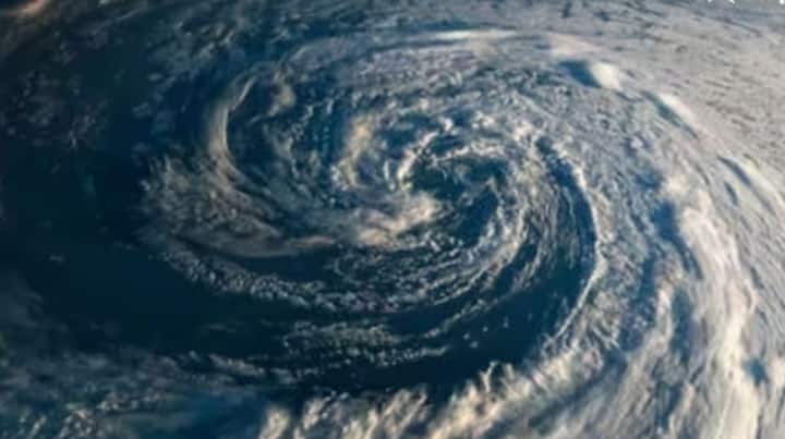 Australia Weather: ਆਸਟ੍ਰੇਲੀਆ ਦੇ ਪੂਰਬੀ ਤੱਟ 'ਤੇ ਚੱਕਰਵਾਤ ਐਲਫ੍ਰੇਡ ਦਾ ਖ਼ਤਰਾ ਹੋਰ ਡੂੰਘਾ ਹੁੰਦਾ ਜਾ ਰਿਹਾ ਹੈ, ਜਿਸ ਕਾਰਨ ਲੱਖਾਂ ਲੋਕਾਂ ਵਿਚਾਲੇ ਡਰ ਦਾ ਮਾਹੌਲ ਬਣਿਆ ਹੋਇਆ ਹੈ।