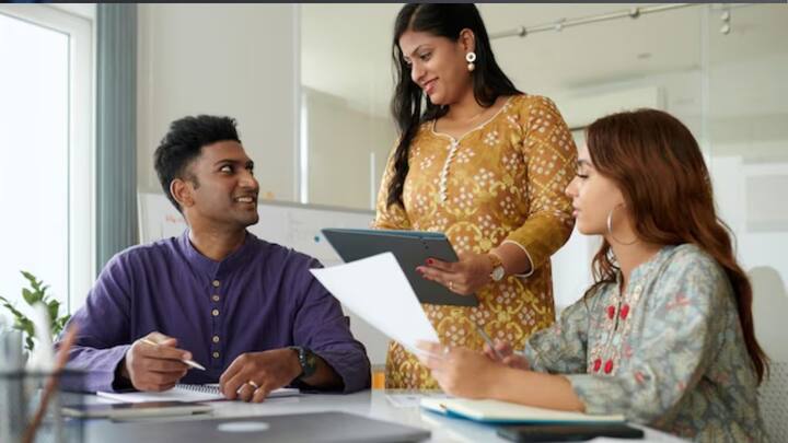 इस स्कीम का ऐलान केंद्रीय वित्त मंत्री निर्मला सीतारमण ने पिछले साल 23 जुलाई को अपने बजट भाषण के दौरान किया था. कॉर्पोरेट मामलों के राज्य मंत्री हर्ष मल्होत्रा ने हाल ही में लोकसभा में बताया कि इस स्कीम के तहत अब तक 28,141 उम्मीदवारों को इंटर्नशिप के मौके मिल चुके हैं. इंटर्नशिप प्रोग्राम 12 महीने का होगा.