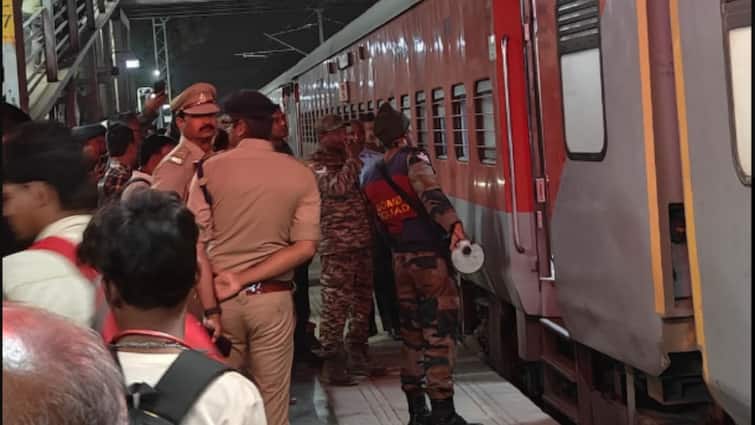 Barabanki Train Bomb Threat RDX Ayodhya Express 14205 Toilet Checking at Station 'RDX से उड़ा देंगे', चलती ट्रेन के टॉयलेट में लिखी मिली धमकी, बीच में रोकी अयोध्या एक्सप्रेस