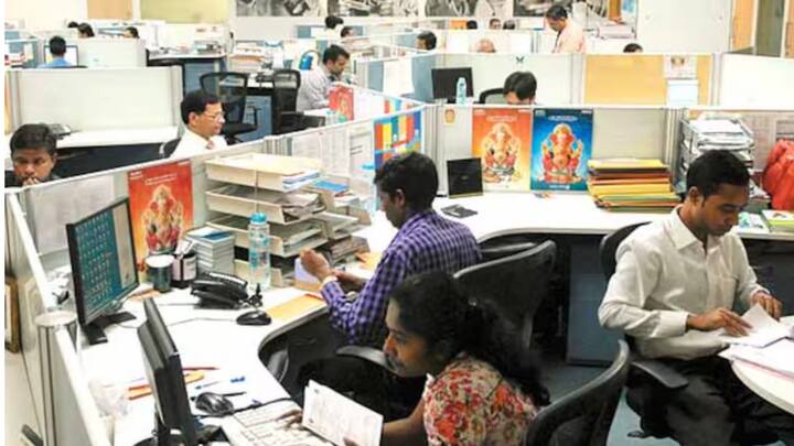 TCS कंपनीतील वरिष्ठ कर्मचाऱ्यांच्या बोनसमध्येही यंदा कपात होऊ शकते.