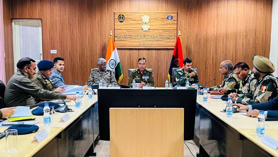 Jammu: जम्मू में बॉर्डर सुरक्षा को मजबूत करने के लिए अहम बैठक, इन बातों पर दिया गया जोर IGP Jammu Zone chaired high level border Security meeting emphasizing enhanced inter agency coordination ann Jammu: जम्मू में बॉर्डर सुरक्षा को मजबूत करने के लिए अहम बैठक, इन बातों पर दिया गया जोर