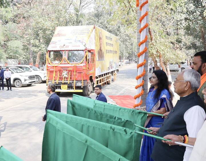 मुख्यमंत्री नीतीश कुमार ने अपने आवास से ही पहली निर्यात खेप को हरी झंडी दिखाकर रवाना किया. पहली खेप में घी, मखाना और गुलाब जामुन अमेरिका और कनाडा भेजे जा रहे हैं. पशु एवं मत्स्य संसाधन विभाग की यह बड़ी उपलब्धि है.